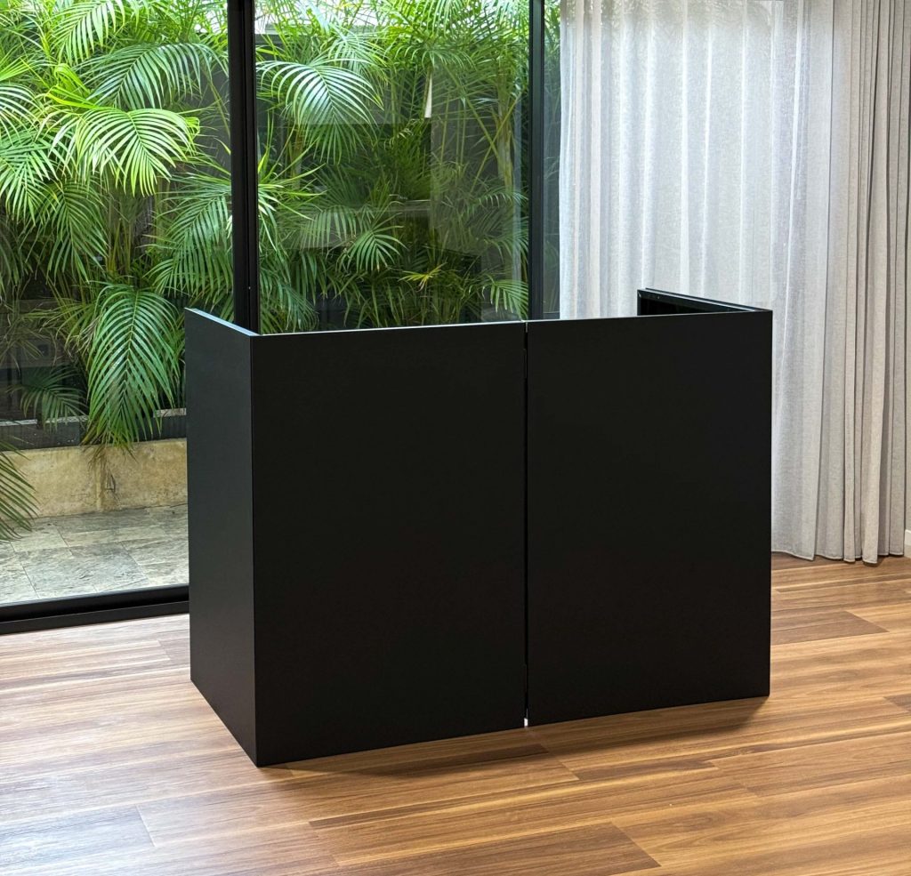 clean-black-booth